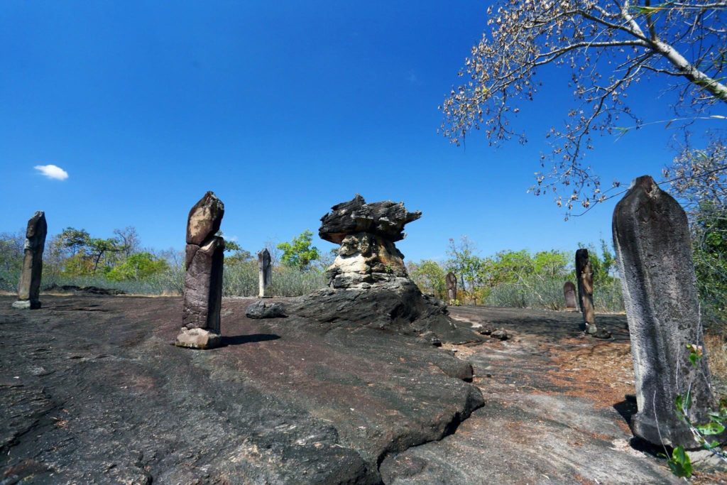 อุทยานประวัติศาสตร์ภูพระบาท : เสาหินและเพิงหินอายุหลายพันปี